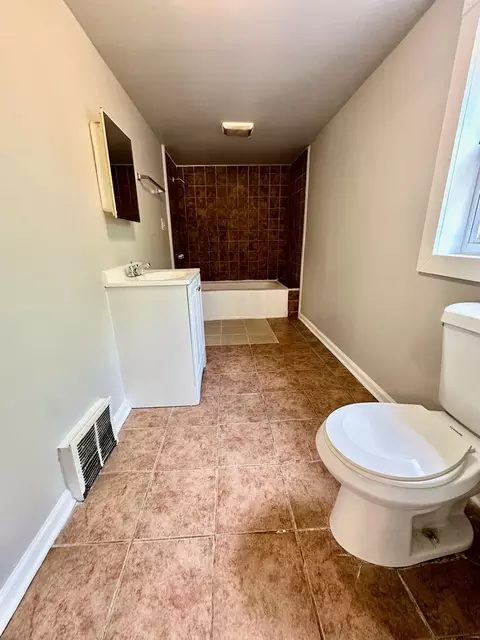 Bath - 50 Sheridan St, Elgin, IL 60123 photo 1 of 1