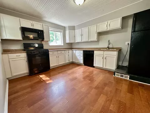 Kitchen - 50 Sheridan St, Elgin, IL 60123 photo 2 of 2