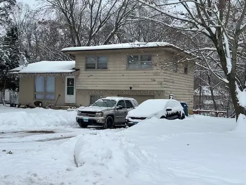 101 Castlewood Dr, Carpentersville, IL 60110