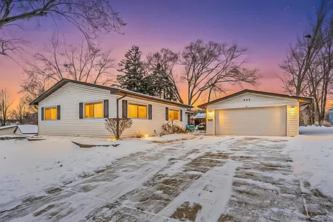 605 Tanglewood Dr, Streamwood, IL 60107
