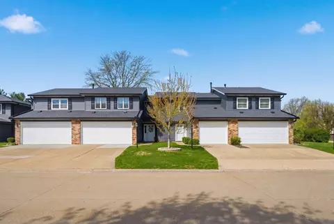 5954 Crow Valley Park Dr #9, Davenport, IA 52807