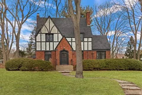 526 W Jackson St, Woodstock, IL 60098