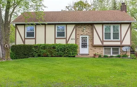 302 Channel Dr, Island Lake, IL 60042