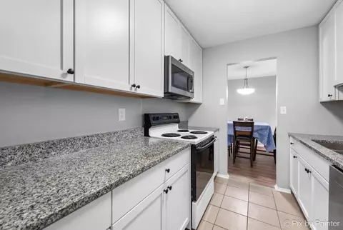 Kitchen - 4714 Northfox Ln #2, Mchenry, IL 60050 photo 2 of 4