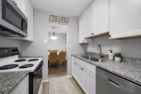 Kitchen - 4714 Northfox Ln #2, Mchenry, IL 60050 photo 3 of 4