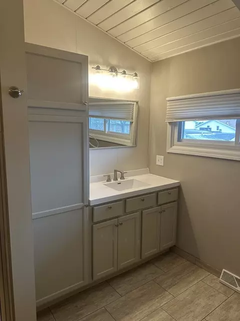 Bath - 2211 Benjamin Ln, Bloomington, IL 61701 photo 5 of 7
