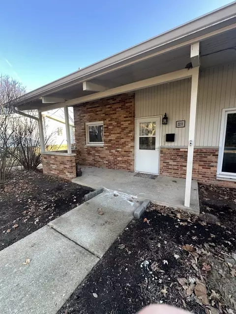 Exterior - 2211 Benjamin Ln, Bloomington, IL 61701 photo 2 of 9