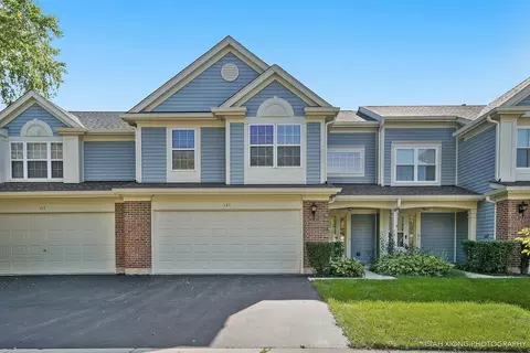 121 Crescent Ln #121, Schaumburg, IL 60193