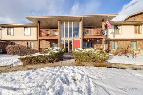 800 Brook Dr #1, Streamwood, IL 60107