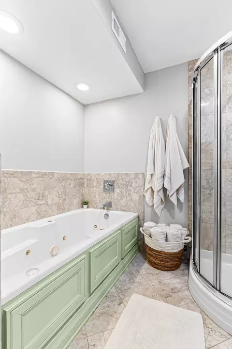 Bath - Undisclosed, Chicago, IL 60614 photo 2 of 5