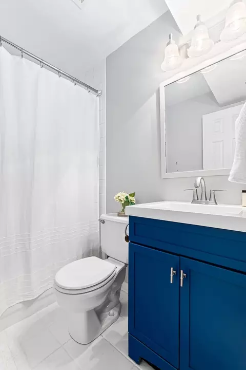 Bath - Undisclosed, Chicago, IL 60614 photo 4 of 5