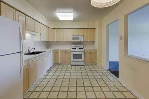 Kitchen - 650 S River Rd #812, Des Plaines, IL 60016 photo 1 of 3