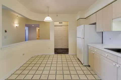 Kitchen - 650 S River Rd #812, Des Plaines, IL 60016 photo 3 of 3