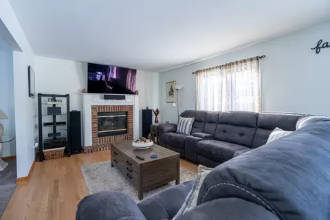 Living - 5875 Constitution Ave, Gurnee, IL 60031 photo 2 of 4