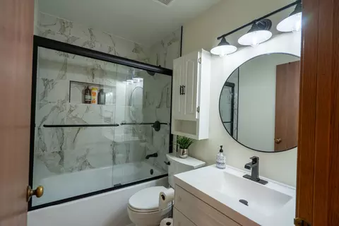 Bath - 5875 Constitution Ave, Gurnee, IL 60031 photo 3 of 4