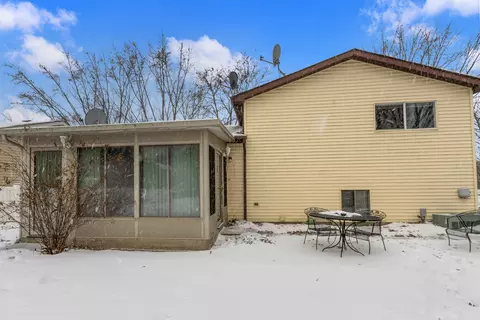 809 Thompson Ave, Winthrop Harbor, IL 60096 photo 4