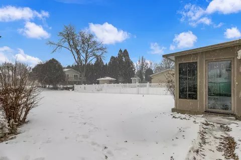 809 Thompson Ave, Winthrop Harbor, IL 60096 photo 5