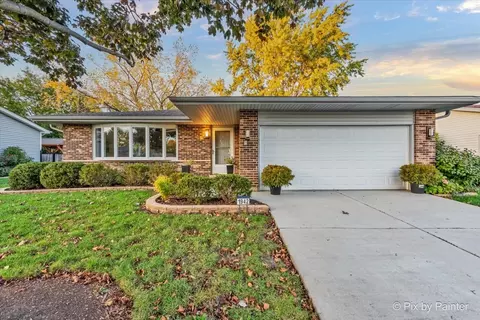 1942 Trail Ridge St, Arlington Heights, IL 60004