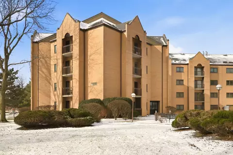 7420 W Lawrence Ave #212, Harwood Heights, IL 60706