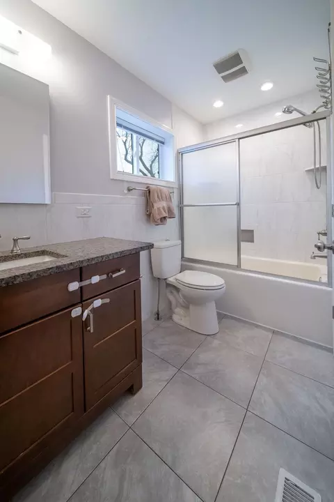 Bath - 1504 Chippewa Trl, Wheeling, IL 60090 photo 3 of 3