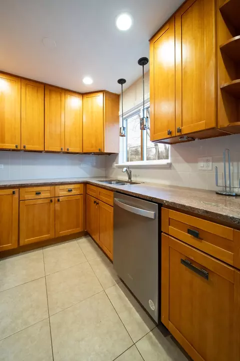 Kitchen - 1504 Chippewa Trl, Wheeling, IL 60090 photo 4 of 4