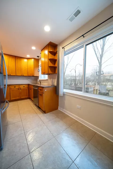 Kitchen - 1504 Chippewa Trl, Wheeling, IL 60090 photo 3 of 4