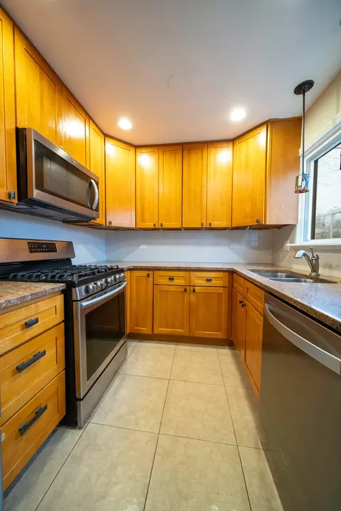 Kitchen - 1504 Chippewa Trl, Wheeling, IL 60090 photo 2 of 4