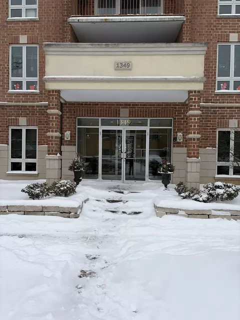 1349 E Washington St #404, Des Plaines, IL 60016