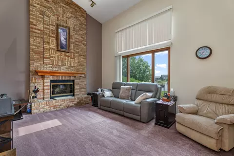 Living - 604 Mahoney Dr, Minooka, IL 60447 photo 3 of 6