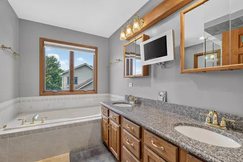 Bath - 604 Mahoney Dr, Minooka, IL 60447 photo 2 of 5
