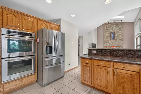 Kitchen - 604 Mahoney Dr, Minooka, IL 60447 photo 2 of 4