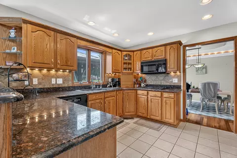 Kitchen - 604 Mahoney Dr, Minooka, IL 60447 photo 3 of 4