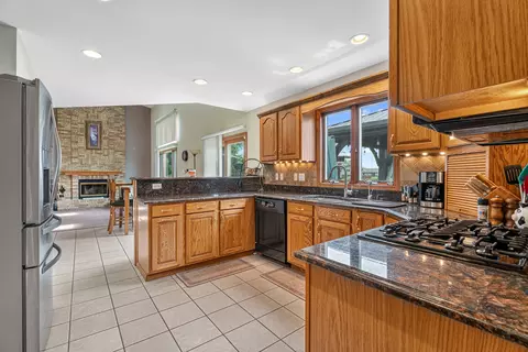 Kitchen - 604 Mahoney Dr, Minooka, IL 60447 photo 4 of 4