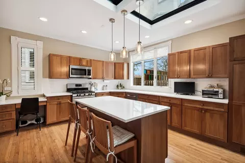 Kitchen - 933 Maple Ave, Evanston, IL 60202 photo 2 of 3
