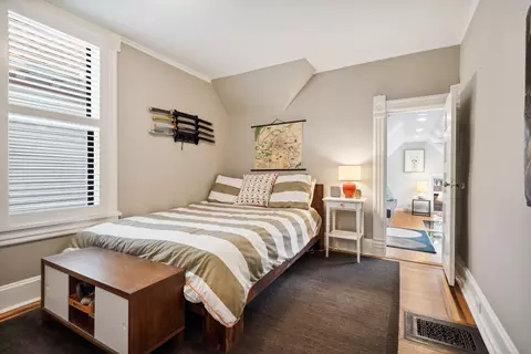 Bedroom - 933 Maple Ave, Evanston, IL 60202 photo 3 of 4