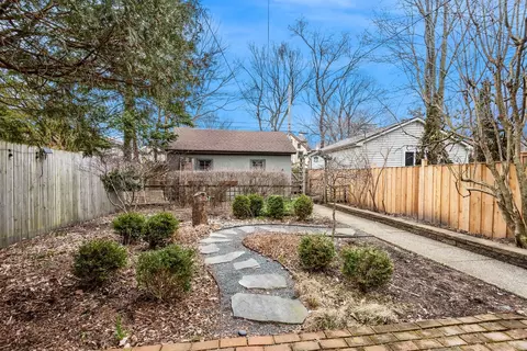 Exterior - 933 Maple Ave, Evanston, IL 60202 photo 7 of 7