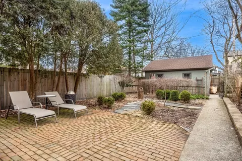 Exterior - 933 Maple Ave, Evanston, IL 60202 photo 6 of 7