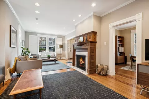 Living - 933 Maple Ave, Evanston, IL 60202 photo 3 of 3