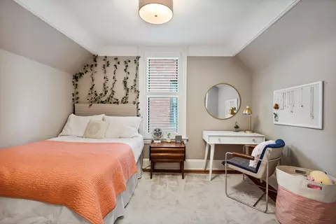 Bedroom - 933 Maple Ave, Evanston, IL 60202 photo 2 of 4