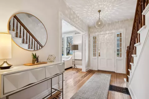 Entry Way - 933 Maple Ave, Evanston, IL 60202 photo 2 of 3