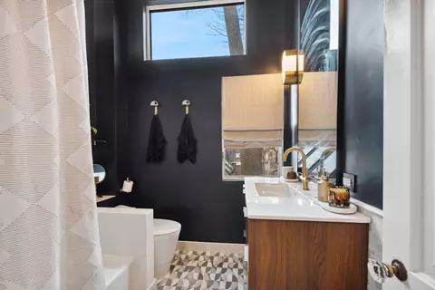 Bath - 933 Maple Ave, Evanston, IL 60202 photo 1 of 2