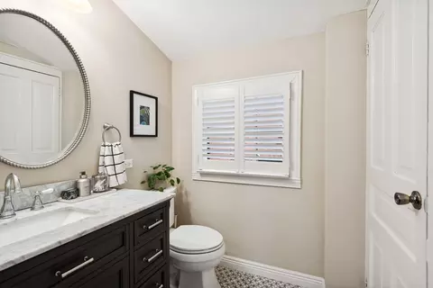 Bath - 933 Maple Ave, Evanston, IL 60202 photo 2 of 2