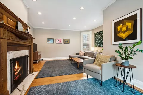 Living - 933 Maple Ave, Evanston, IL 60202 photo 2 of 3