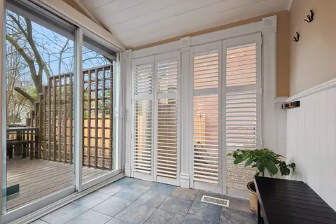 Entry Way - 933 Maple Ave, Evanston, IL 60202 photo 3 of 3