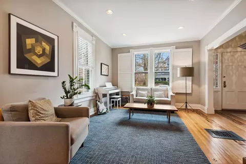 Living - 933 Maple Ave, Evanston, IL 60202 photo 1 of 3