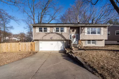 3071 S Hampton Dr, Bettendorf, IA 52722