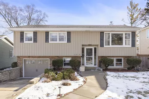 1315 Underwood Ter, Wheaton, IL 60189