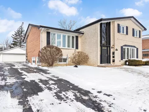 16 W680 57th St, Clarendon Hills, IL 60514