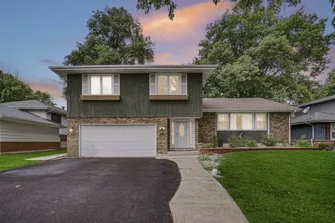 17742 Larkspur Ln, Homewood, IL 60430