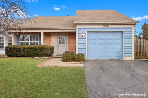 1328 Spalding Dr, Mundelein, IL 60060